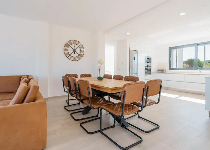 فيلة Dino With Ocean View